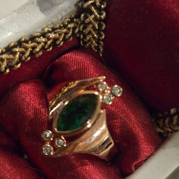 Rose gold and Green stone ring~ size 8 1/2 - Picture 1 of 2